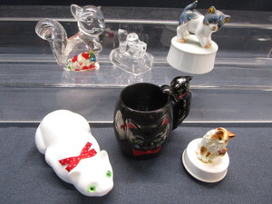 lot 117 image: Cat Mug, Music Boxes, Pprwgt