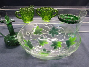 lot 119 image: Green Bowl, Ashtray, Cream & Sugar