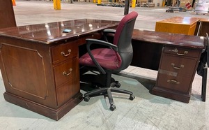 lot 2089 image: Desk and Chair