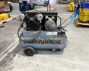 lot 102 image: 20 Gallon Air Compressor
