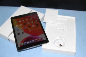 lot 7 image: Apple 7th Generation 10.2 iPad Tablet with 32GB & Wi-Fi 7th Generation - Space Gray