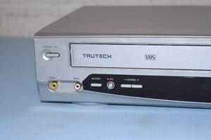 lot 117 image: TruTech Tru-Tech DVD VCR Como Combination VHS Cassette Deck DVD Player - Model DV4TS05