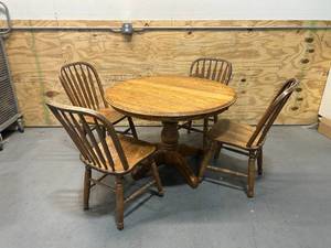 lot 46 image: 42 Oak Dining Room Table with 4 Chairs