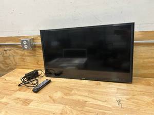 lot 30 image: SAMSUNG 32 LED TV- UN32J5003BF