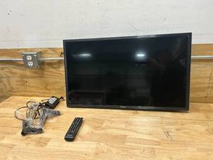lot 34 image: SAMSUNG 32 LED TV- UN32J5003AF with