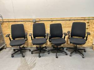 lot 72 image: Lot of 4 Adjustable Office Chairs
