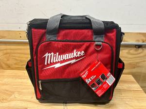 lot 78 image: MILWAUKEE 17 in. Jobsite Tech Tool Bag