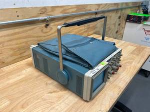 lot 89 image: TEKTRONIX 2236 100 MHz Portable Scope