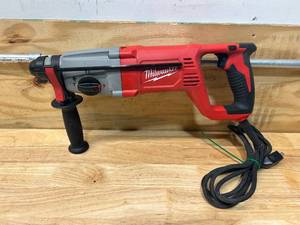lot 110 image: MILWAUKEE 8 Amp Corded 1 in. SDS D-Handle Rotary Hammer