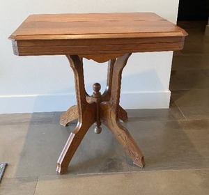 lot 302 image: Old End Table