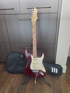 lot 2 image: Johnson Guitar w Stand