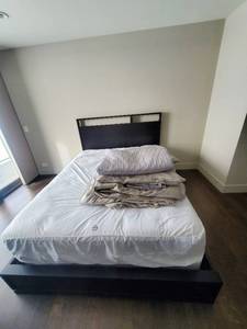 lot 38 image: Queen Size Bed With Bedding