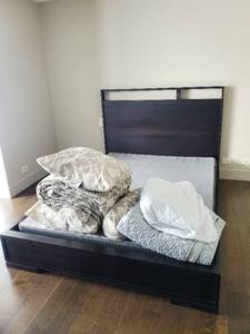 lot 43 image: Queen Size Bed With Bedding