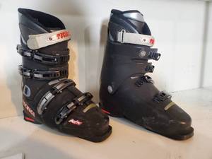 lot 54 image: Tecnica Ski Boots  Mens 10.5