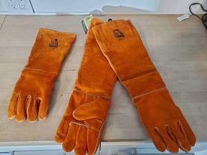 lot 69 image: Welding Gloves