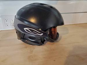 lot 82 image: Giro SkiSnowboard Helmet & Smith Goggles