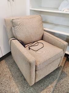 lot 98 image: Bradington Young Electric Recliner