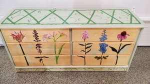 lot 208 image: Dresser