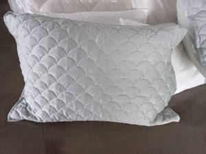 lot 110 image: PillowsBedding