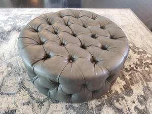 lot 14 image: Ottoman by Jaixin Furniture Company Ltd.