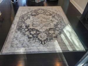 lot 15 image: Surya Rug