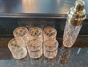 lot 22 image: Cocktail Shaker Set