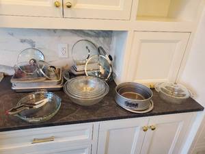 lot 66 image: Baking Dishes