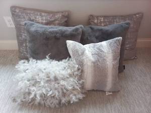 lot 113 image: Designer Throw Pillows