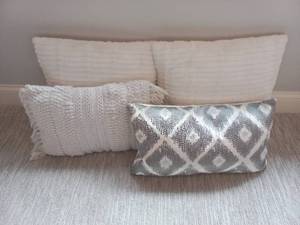 lot 115 image: Throw Pillows