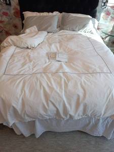 lot 131 image: Queen Bedding