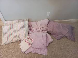 lot 132 image: Collection of Linens