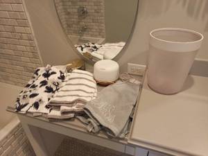 lot 143 image: Contents of Bathroom
