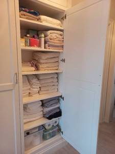 lot 146 image: Contents of Linen Closet