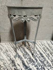 lot 96 image: Metal Plant Stand