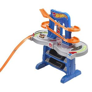 lot 64 image: Brand New Step2 Hot Wheels Road Rally Raceway