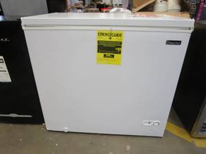 lot 520 image: Magic Chef 7.0 cu. ft. Chest Freezer in White (DENT ON BOTTOM LEFT CORNER, SCRATCH & DENT)