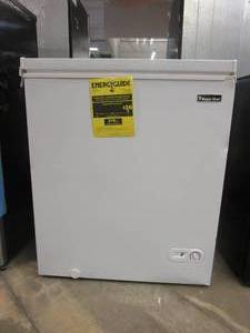 lot 522 image: Magic Chef 5.0 cu. ft. Chest Freezer in White (SCRATCH & DENT, SMALL DAMAGED ON TOP RIGHT HAND CORNER)