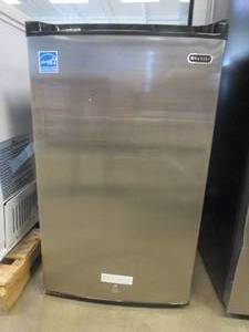 lot 531 image: Whynter 3.0 cu. ft. Upright Freezer with Lock in Stainless Steel ENERGY STAR (NEW CONDITION)