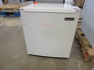 lot 533 image: Magic Chef 1.7 cu. ft. Freezerless Mini Fridge, White (SCRATCH & DENT)