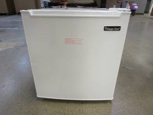 lot 609 image: Magic Chef 1.7 cu. ft. Freezerless Mini Fridge, White (DENTED IN BACK CORNER)