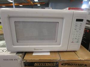 lot 722 image: Magic Chef 0.7 cu. ft. Countertop Microwave in White (USED, SCRATCH & DENT)