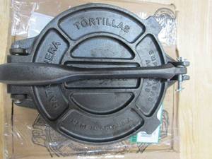 lot 775 image: 8 in. Black Cast Iron Tortilla Press and Pataconera Seasoned (OPEN BOX)