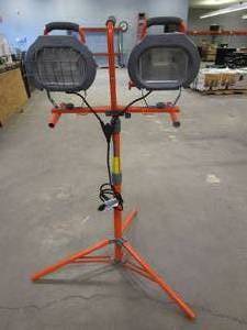 lot 790 image: HDX 1200-Watt Halogen Tripod Work Light - Does Not Work, Missing grill on one light and lock knob on the other - SOLD AS IS.