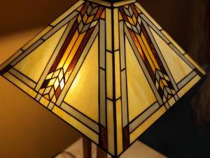 lot 71 image: Stained Glass Arts and Crafts Style Table Lamp