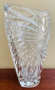 lot 29 image: Stunning Studio Nova Crystal Vase