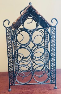 lot 39 image: Metal 6 Bottle Rack with Woven Top