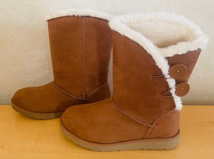 lot 105 image: New Plush Boots