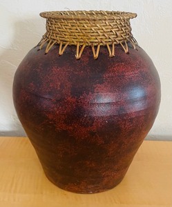 lot 114 image: Woven Top Vase with 2 Wooden Candle Holders