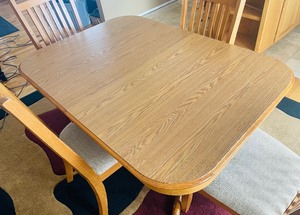 lot 122 image: Delightful Dining Room Table and 4 Chairs