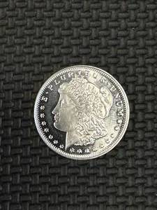 lot 38 image: .999 Silver � oz Round